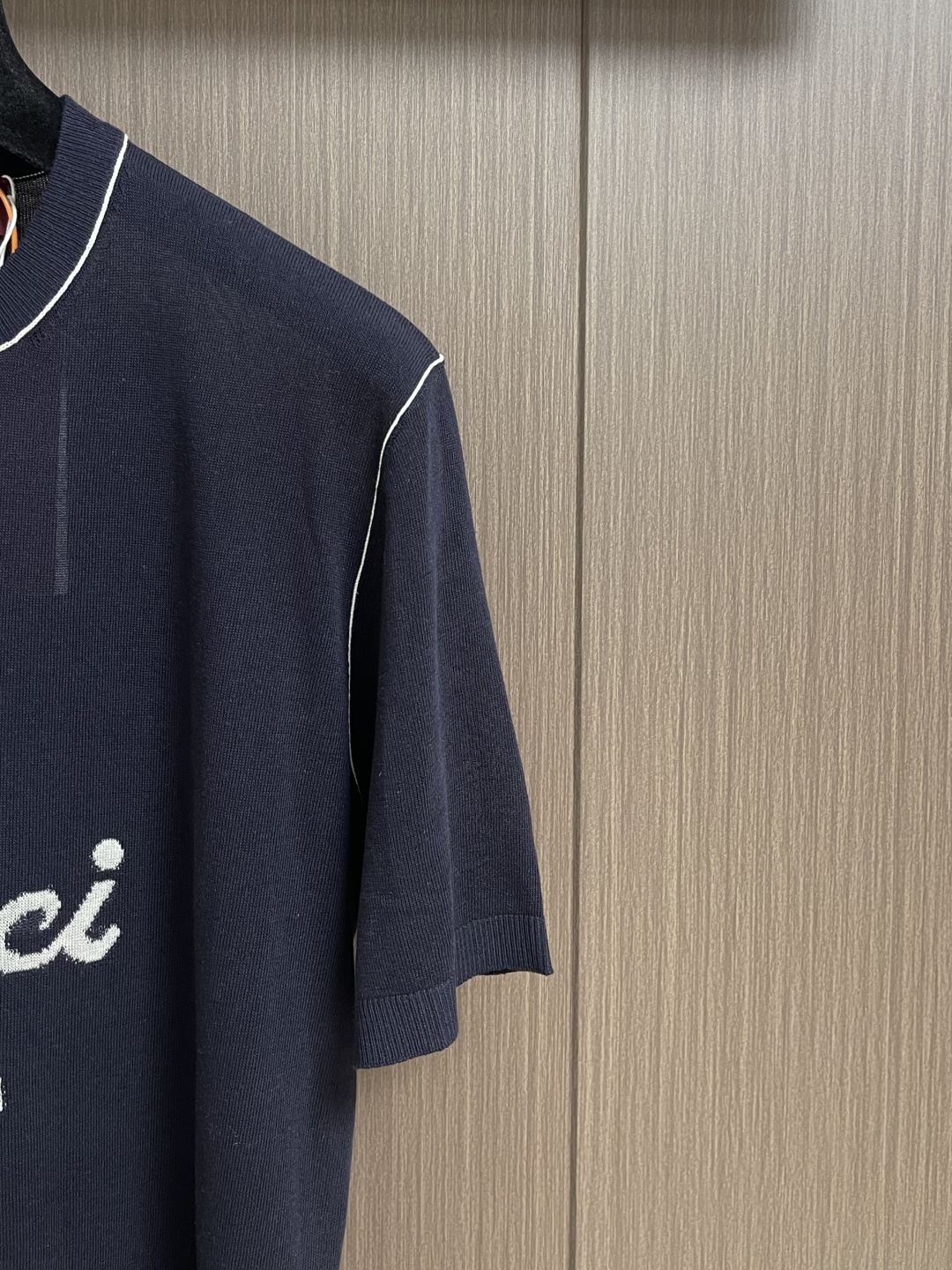 Gucci 嵌花针织短袖T恤，定织冰丝亚麻混纺针织，以雾感深海蓝为主色调，Guc Firenze Sin