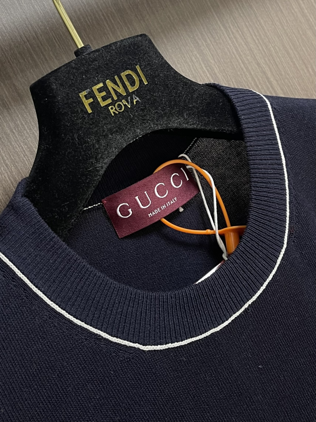 Gucci 嵌花针织短袖T恤，定织冰丝亚麻混纺针织，以雾感深海蓝为主色调，Guc Firenze Sin