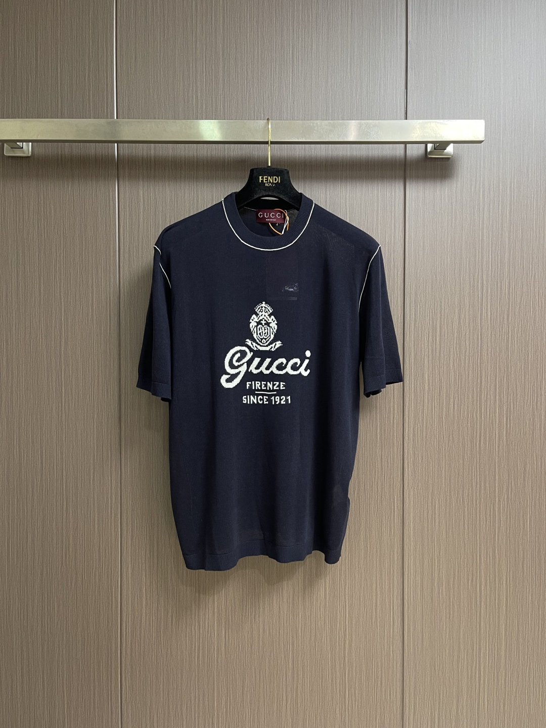 Gucci 嵌花针织短袖T恤，定织冰丝亚麻混纺针织，以雾感深海蓝为主色调，Guc Firenze Sin