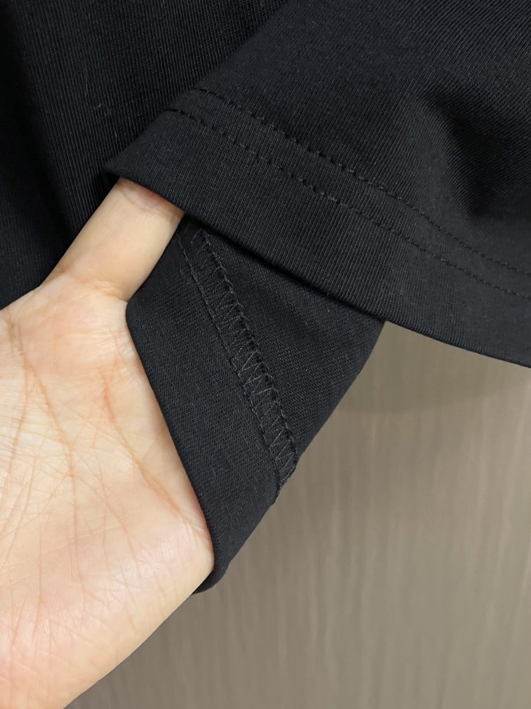 MIUMIU 2026ss春夏新款字母logo标识短袖T恤，既不单调也不复杂，恰到好处的展现品味！面料舒