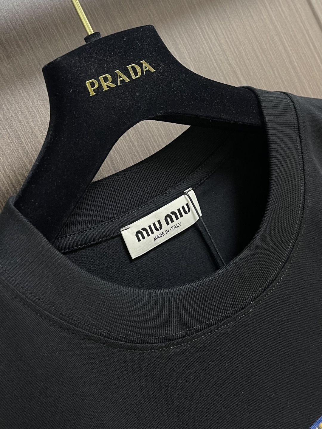 MIUMIU 2026ss春夏新款字母logo标识短袖T恤，既不单调也不复杂，恰到好处的展现品味！面料舒