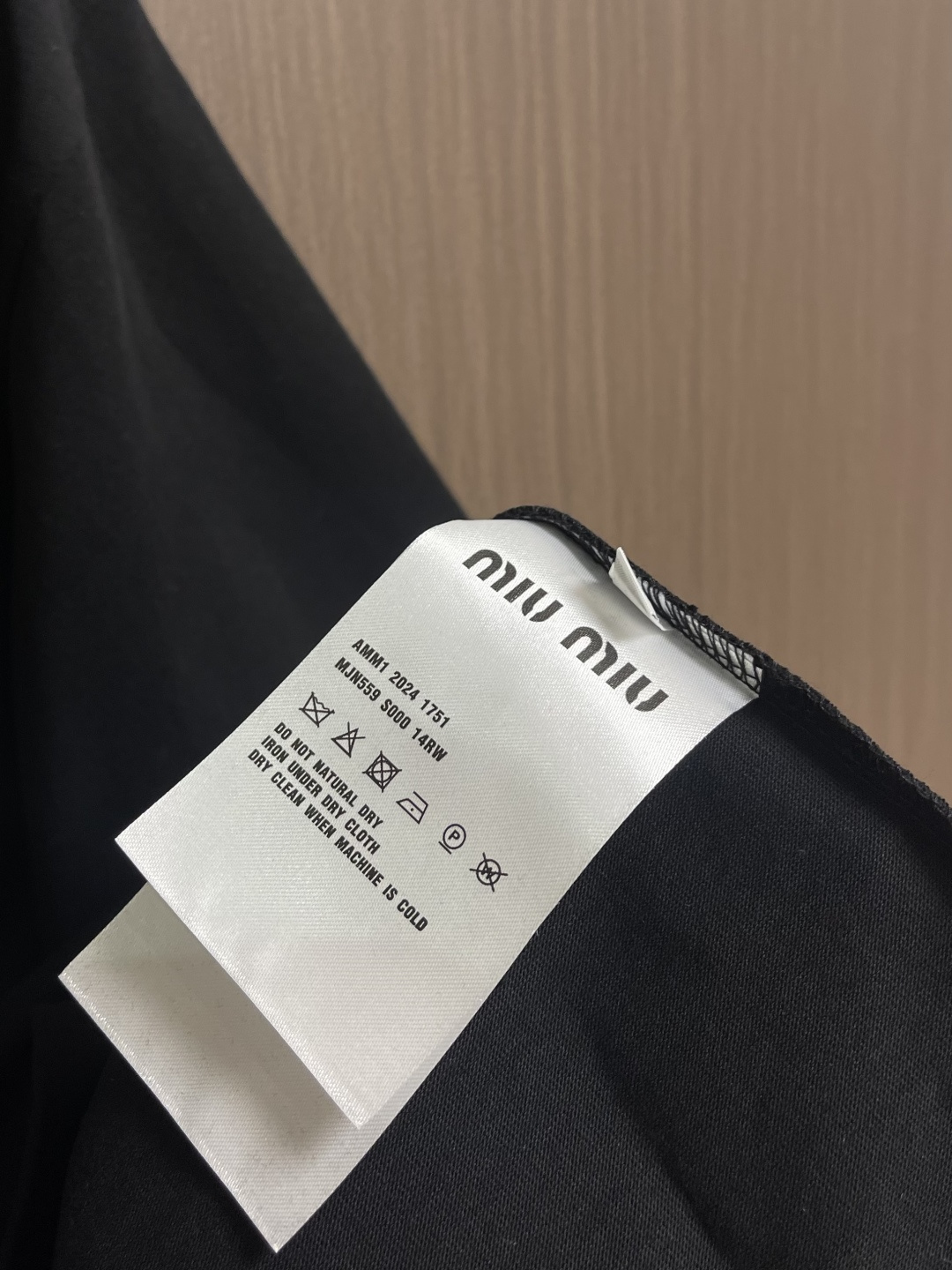 MIUMIU 2026ss春夏新款字母logo标识短袖T恤，既不单调也不复杂，恰到好处的展现品味！面料舒