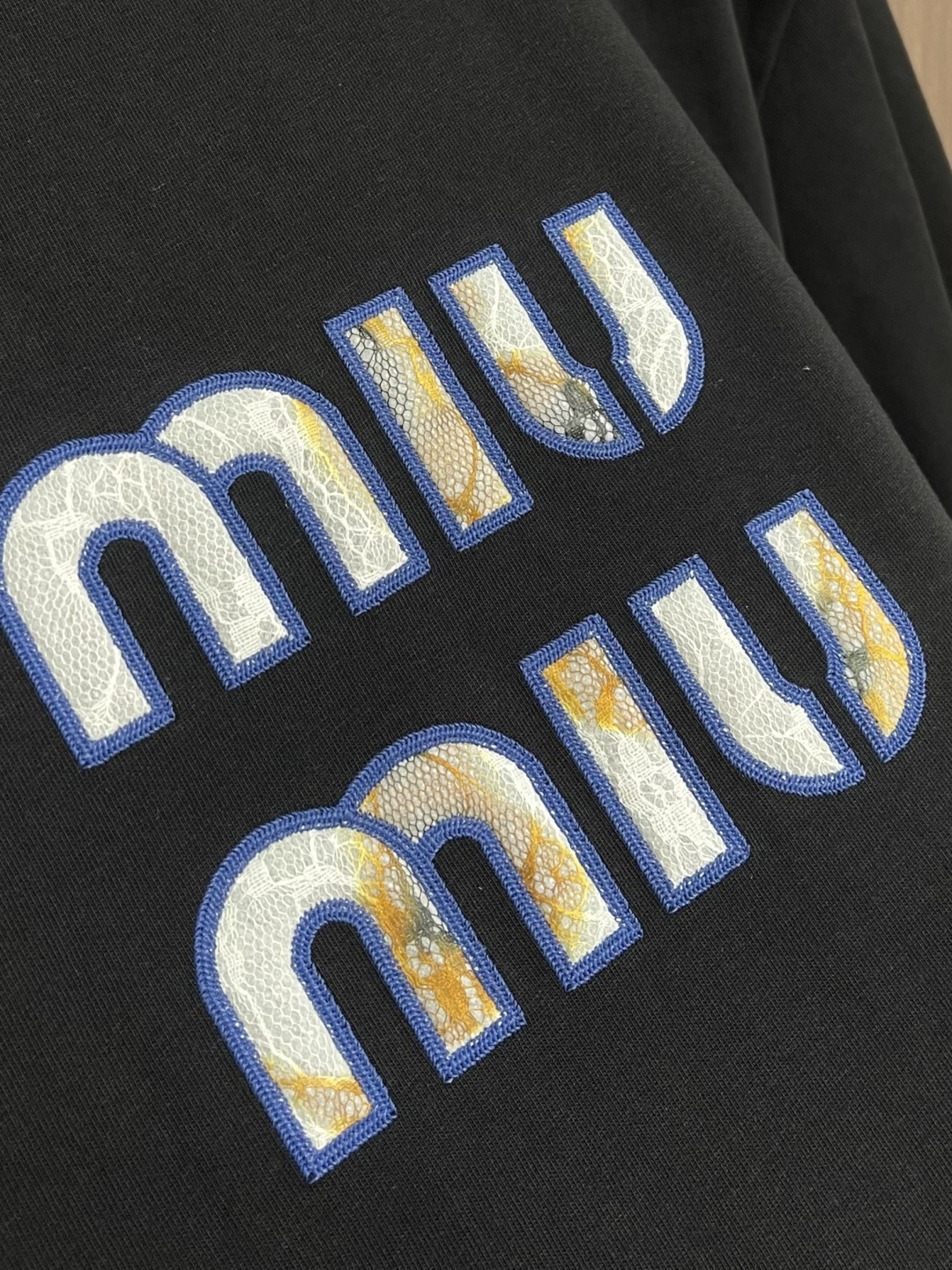 MIUMIU 2026ss春夏新款字母logo标识短袖T恤，既不单调也不复杂，恰到好处的展现品味！面料舒