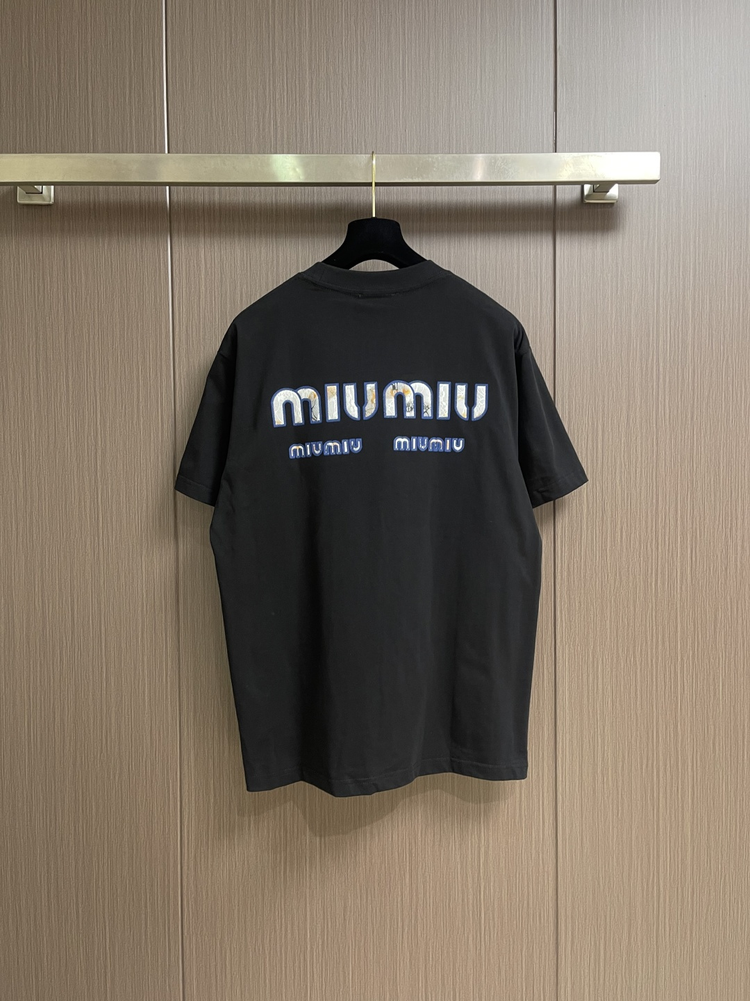 MIUMIU 2026ss春夏新款字母logo标识短袖T恤，既不单调也不复杂，恰到好处的展现品味！面料舒