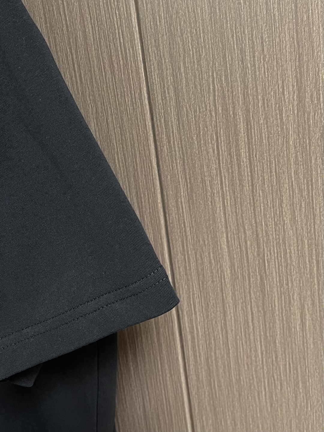 MIUMIU 2026ss春夏新款字母logo标识短袖T恤，既不单调也不复杂，恰到好处的展现品味！面料舒