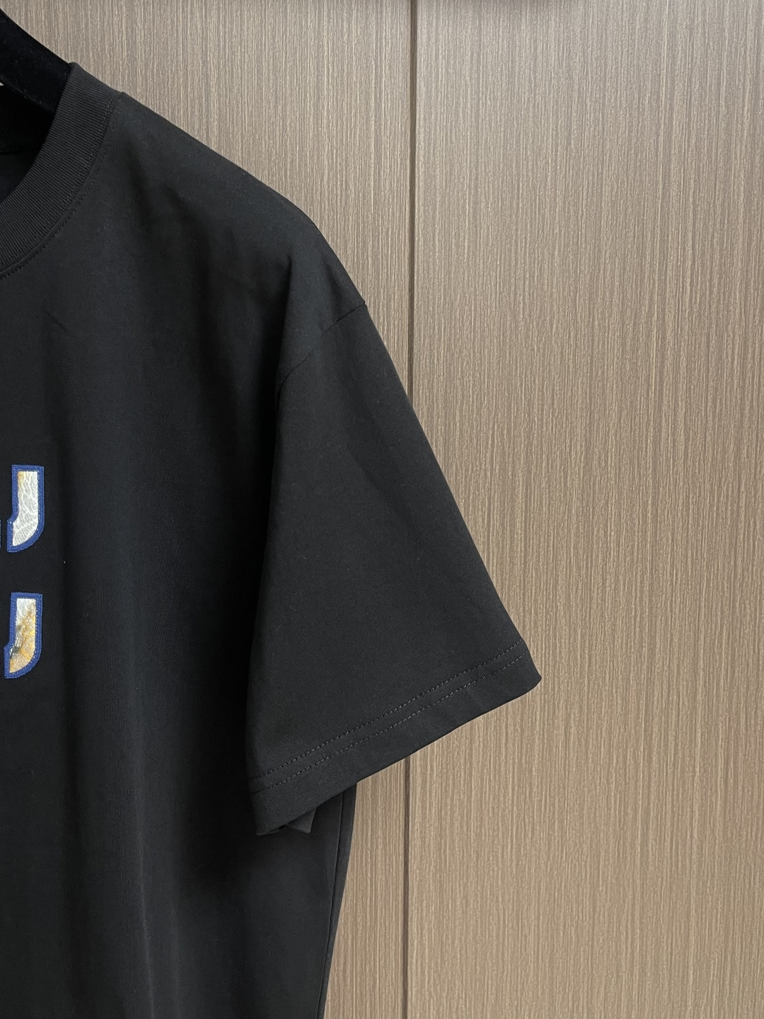 MIUMIU 2026ss春夏新款字母logo标识短袖T恤，既不单调也不复杂，恰到好处的展现品味！面料舒