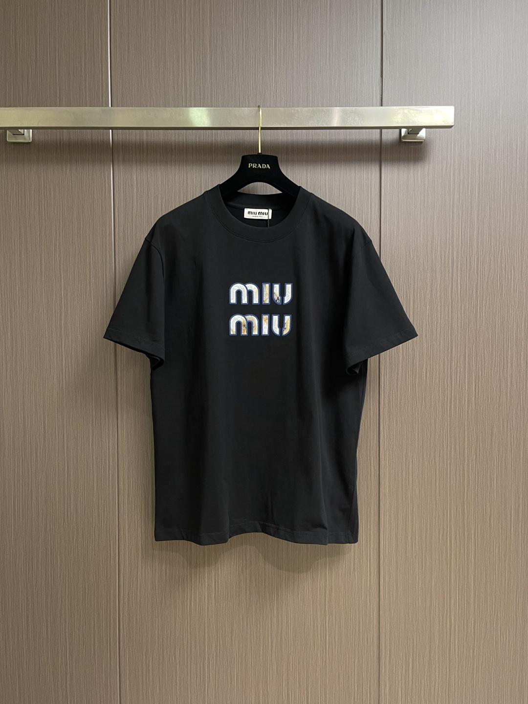 MIUMIU 2026ss春夏新款字母logo标识短袖T恤，既不单调也不复杂，恰到好处的展现品味！面料舒
