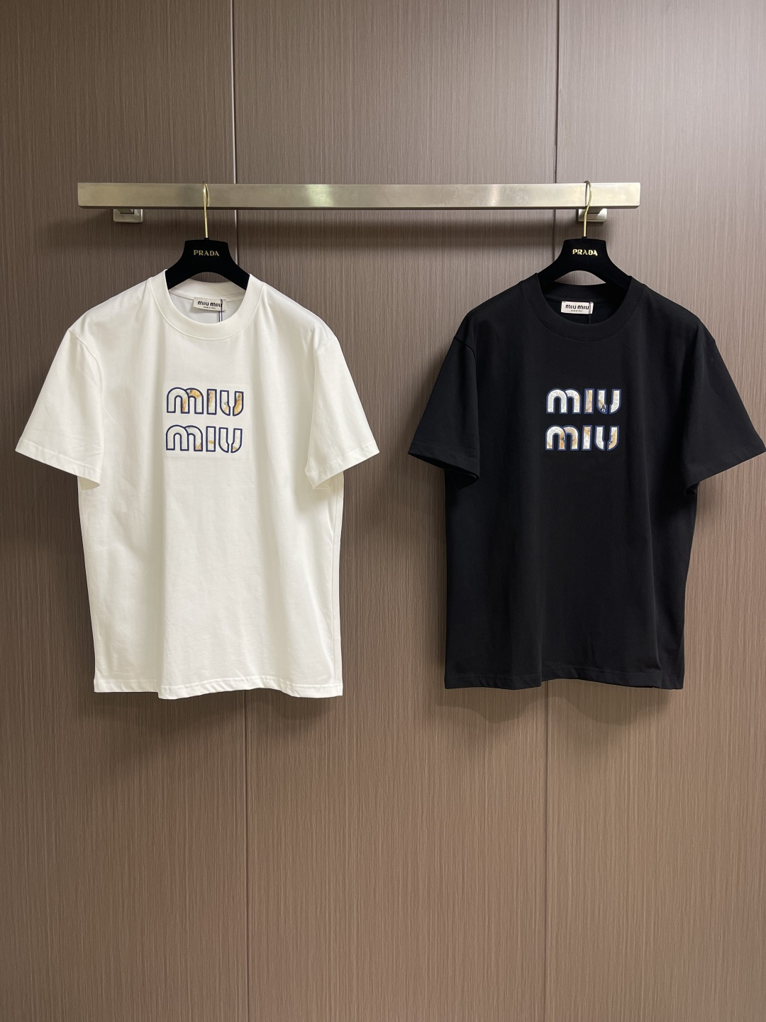 MIUMIU 2026ss春夏新款字母logo标识短袖T恤，既不单调也不复杂，恰到好处的展现品味！面料舒
