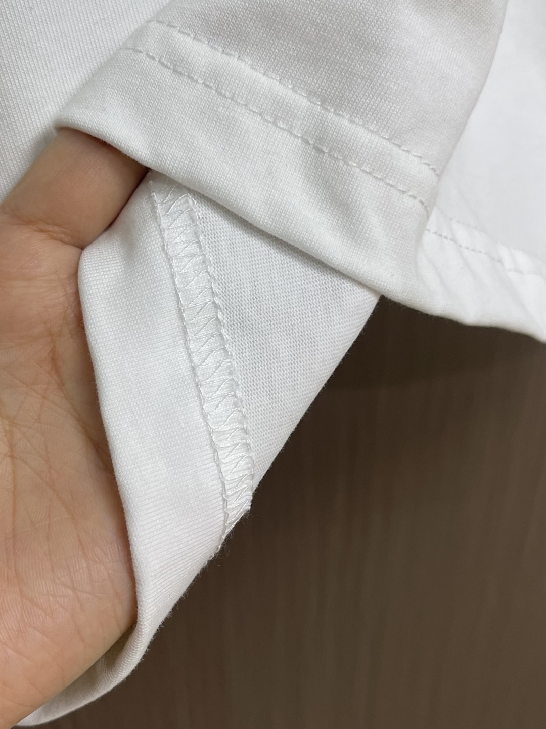 MIUMIU 2026ss春夏新款字母logo标识短袖T恤，既不单调也不复杂，恰到好处的展现品味！面料舒