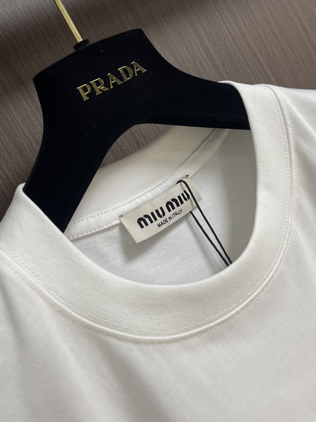 MIUMIU 2026ss春夏新款字母logo标识短袖T恤，既不单调也不复杂，恰到好处的展现品味！面料舒