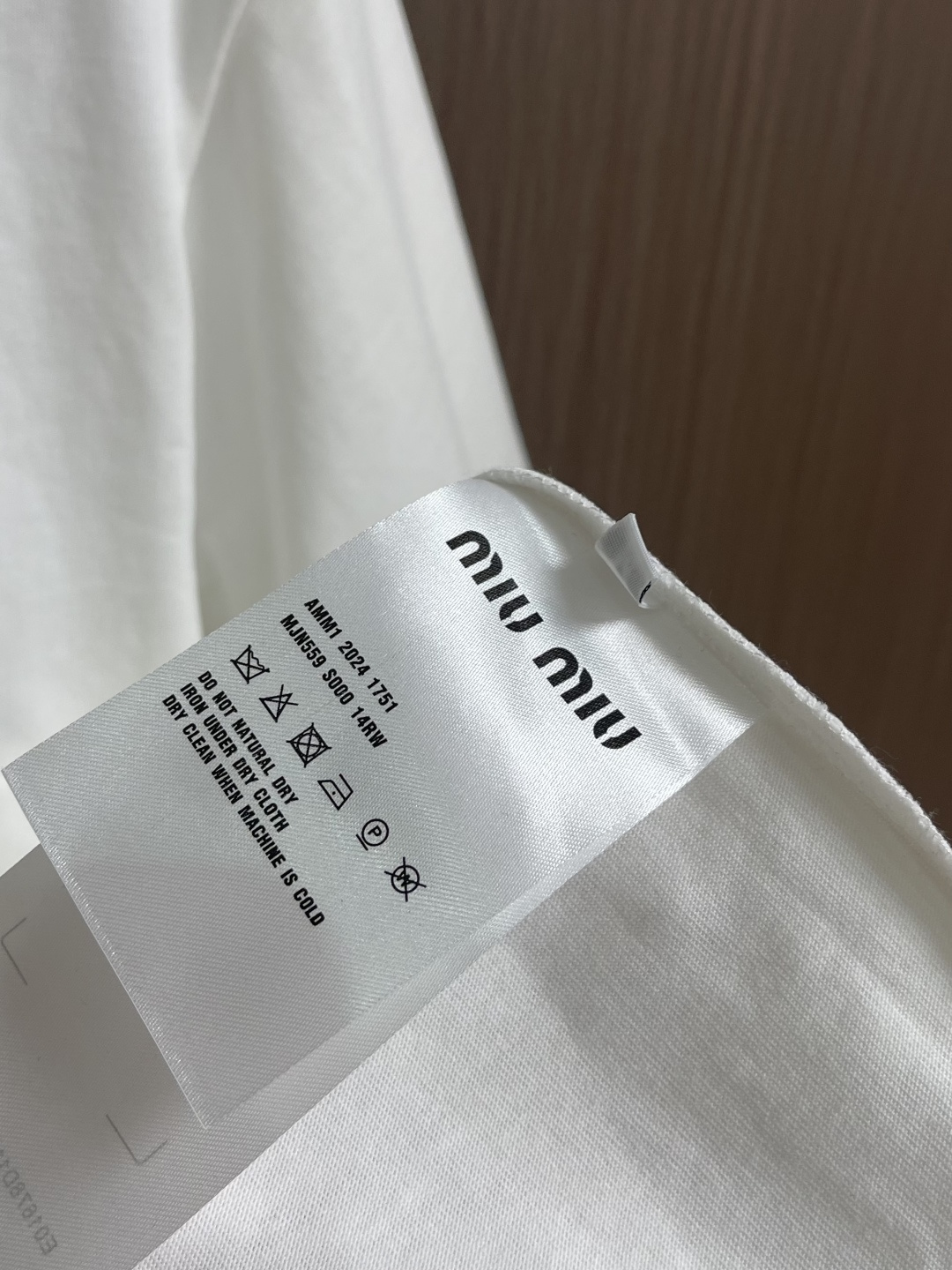 MIUMIU 2026ss春夏新款字母logo标识短袖T恤，既不单调也不复杂，恰到好处的展现品味！面料舒