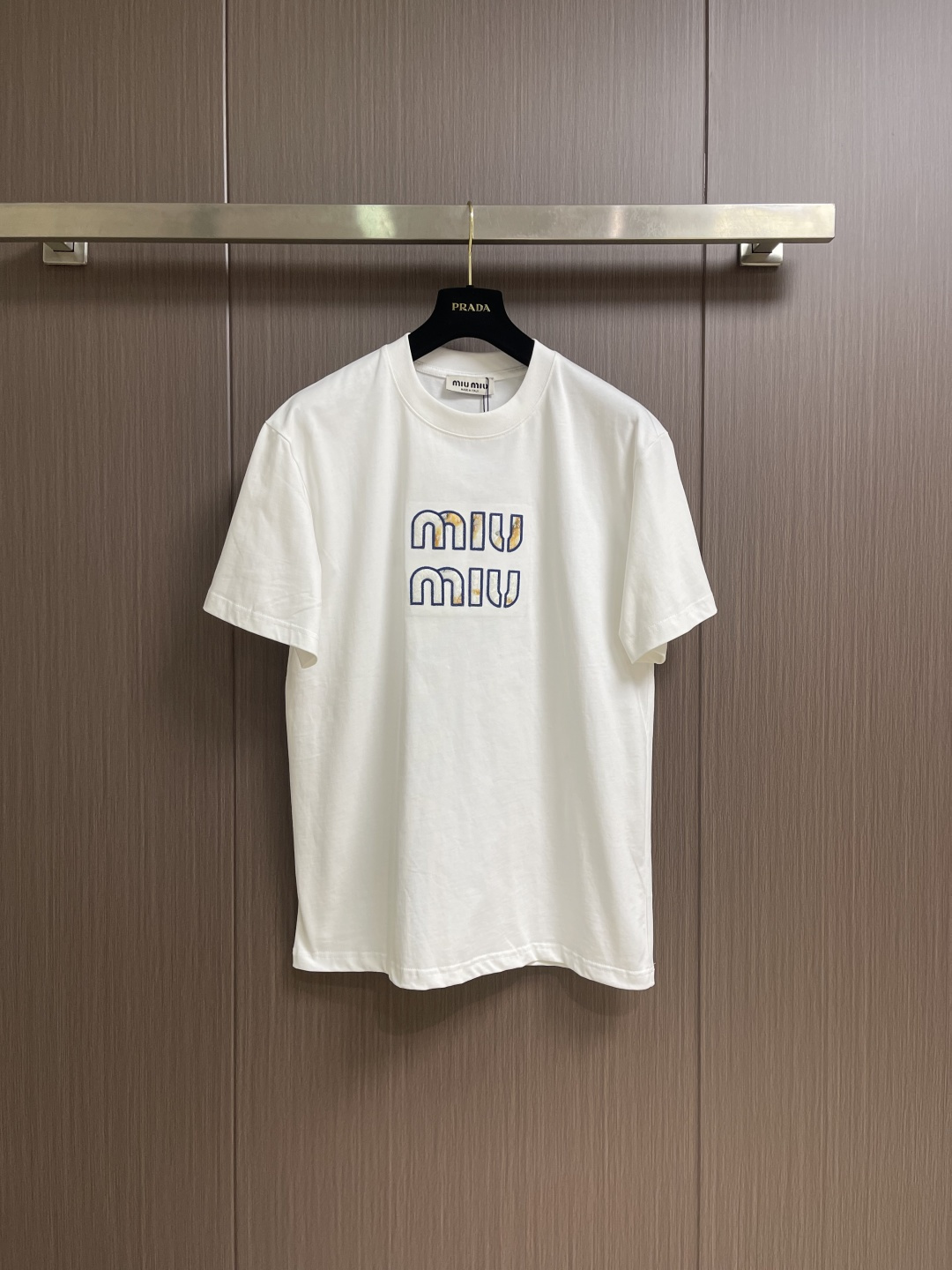 MIUMIU 2026ss春夏新款字母logo标识短袖T恤，既不单调也不复杂，恰到好处的展现品味！面料舒