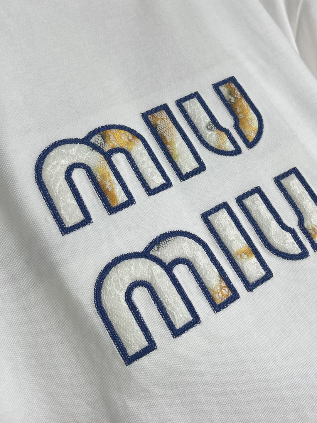 MIUMIU 2026ss春夏新款字母logo标识短袖T恤，既不单调也不复杂，恰到好处的展现品味！面料舒