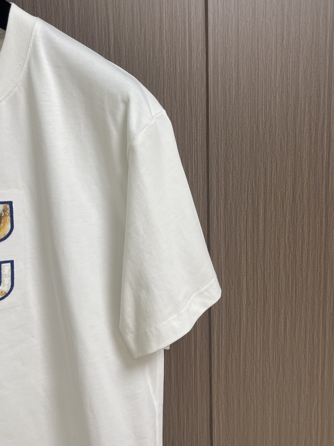 MIUMIU 2026ss春夏新款字母logo标识短袖T恤，既不单调也不复杂，恰到好处的展现品味！面料舒