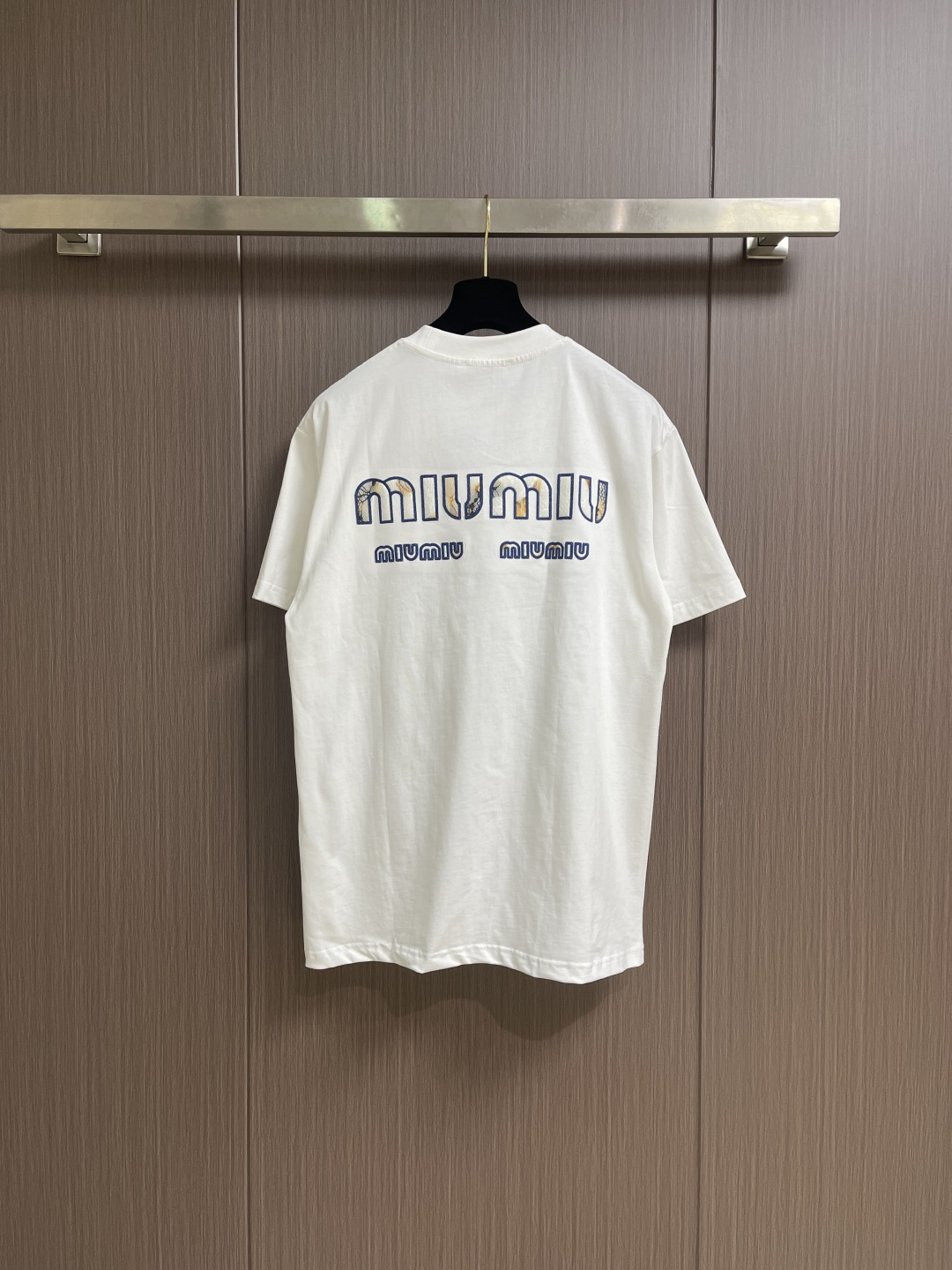 MIUMIU 2026ss春夏新款字母logo标识短袖T恤，既不单调也不复杂，恰到好处的展现品味！面料舒