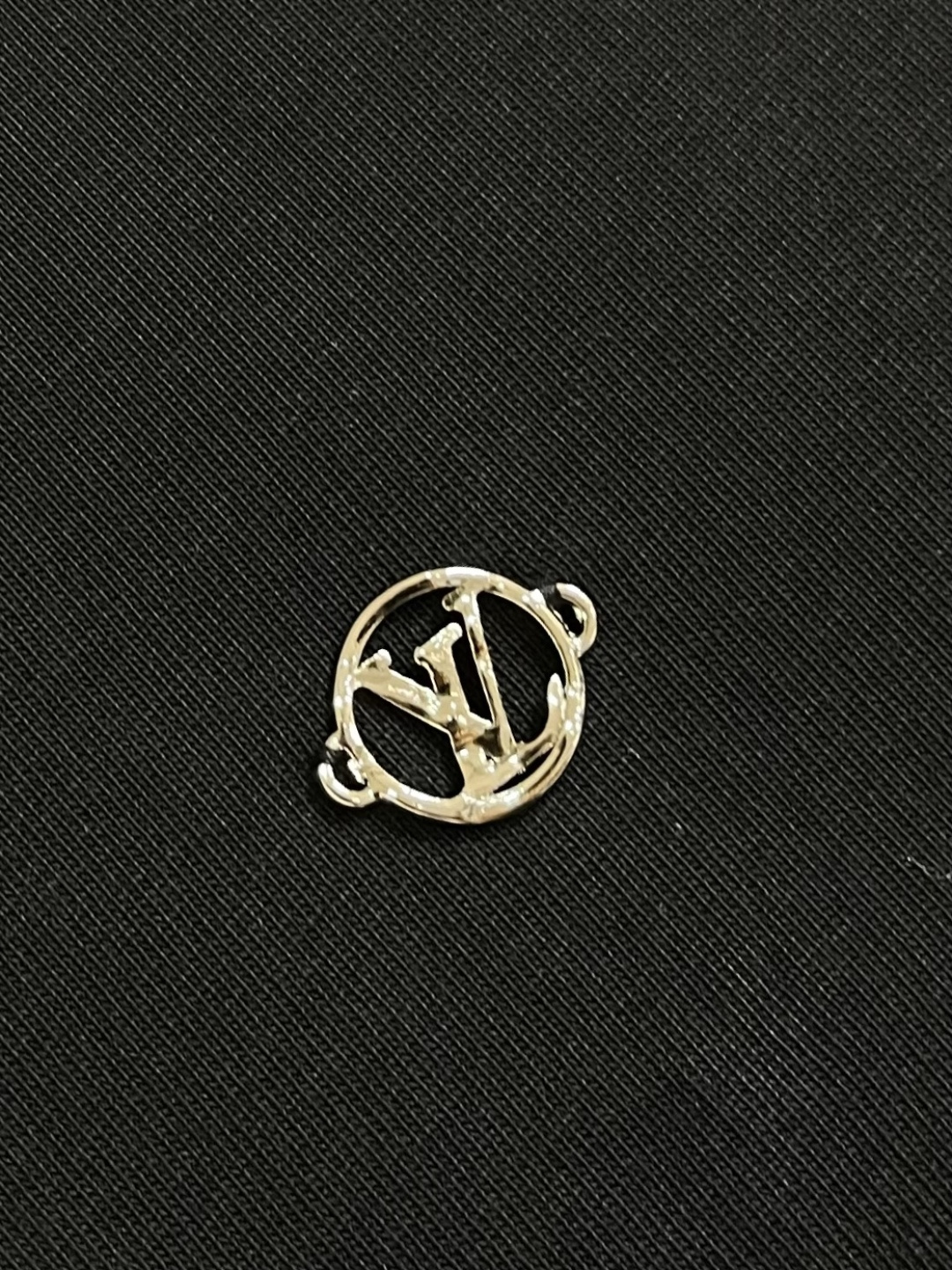 LV 2026SS夏季新款刺绣圆领短袖T恤，采用进口高端纯棉面料，质地细腻亲肤，触感柔软透气，兼具优异的