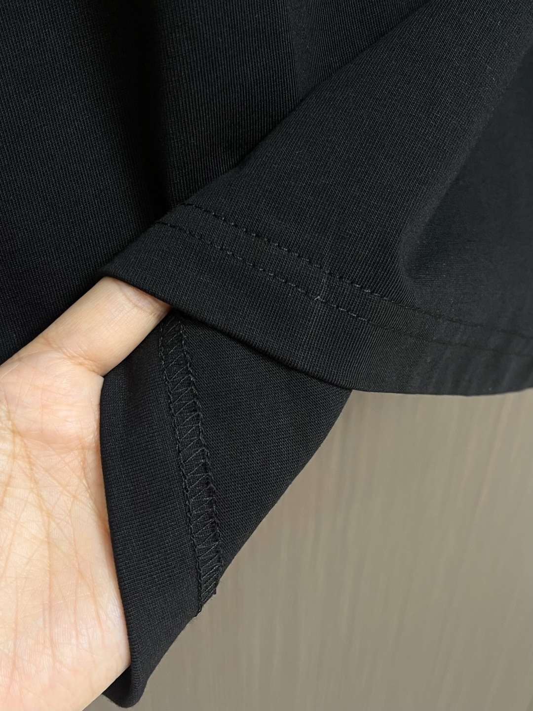 LV 2026SS夏季新款刺绣圆领短袖T恤，采用进口高端纯棉面料，质地细腻亲肤，触感柔软透气，兼具优异的