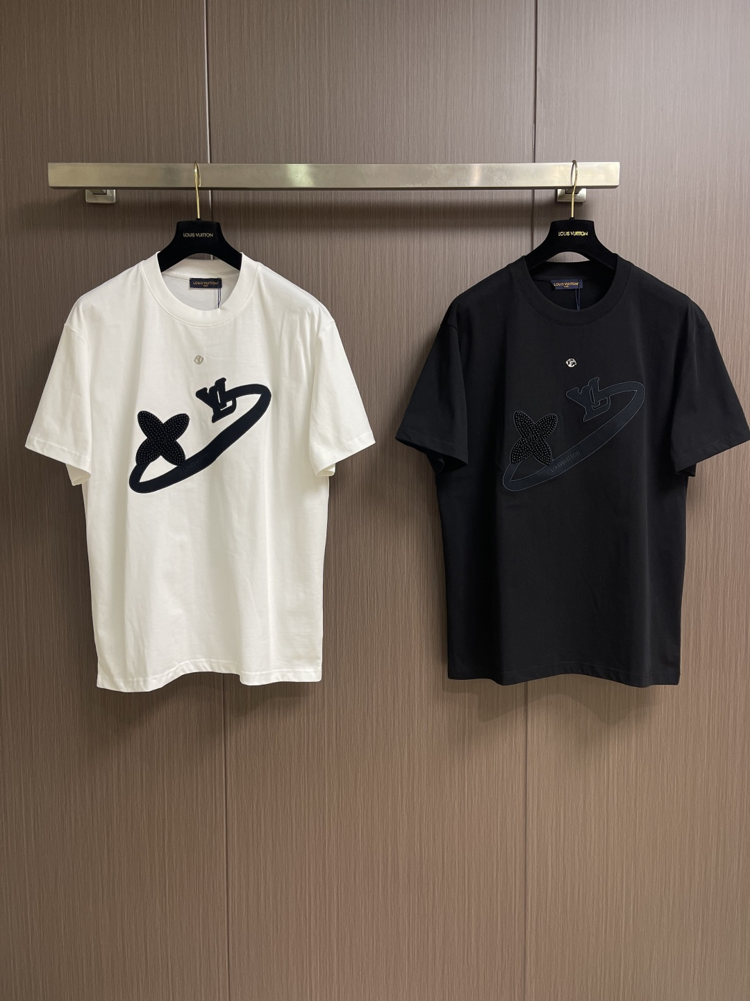 LV 2026SS夏季新款刺绣圆领短袖T恤，采用进口高端纯棉面料，质地细腻亲肤，触感柔软透气，兼具优异的