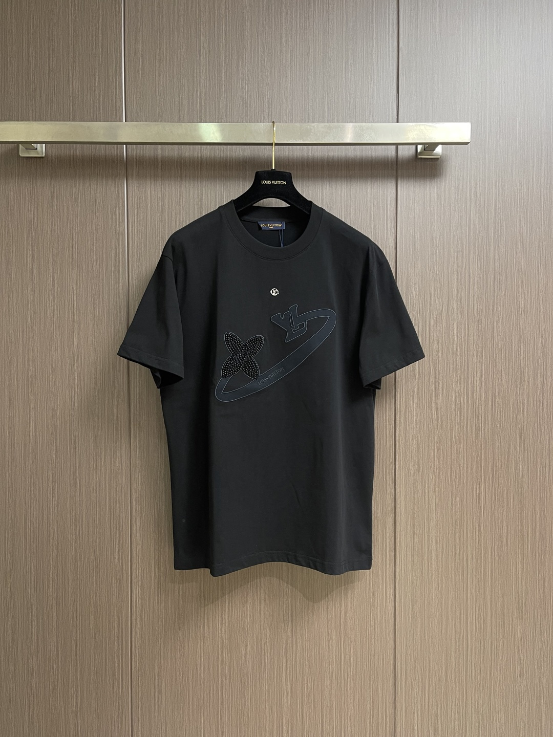 LV 2026SS夏季新款刺绣圆领短袖T恤，采用进口高端纯棉面料，质地细腻亲肤，触感柔软透气，兼具优异的