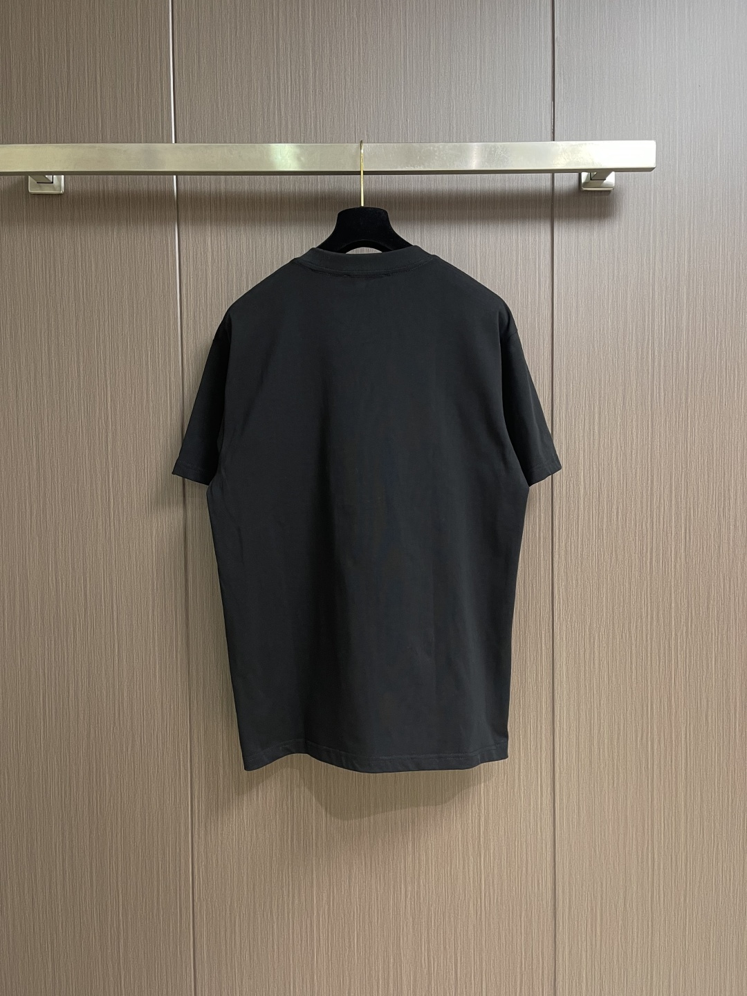 LV 2026SS夏季新款刺绣圆领短袖T恤，采用进口高端纯棉面料，质地细腻亲肤，触感柔软透气，兼具优异的