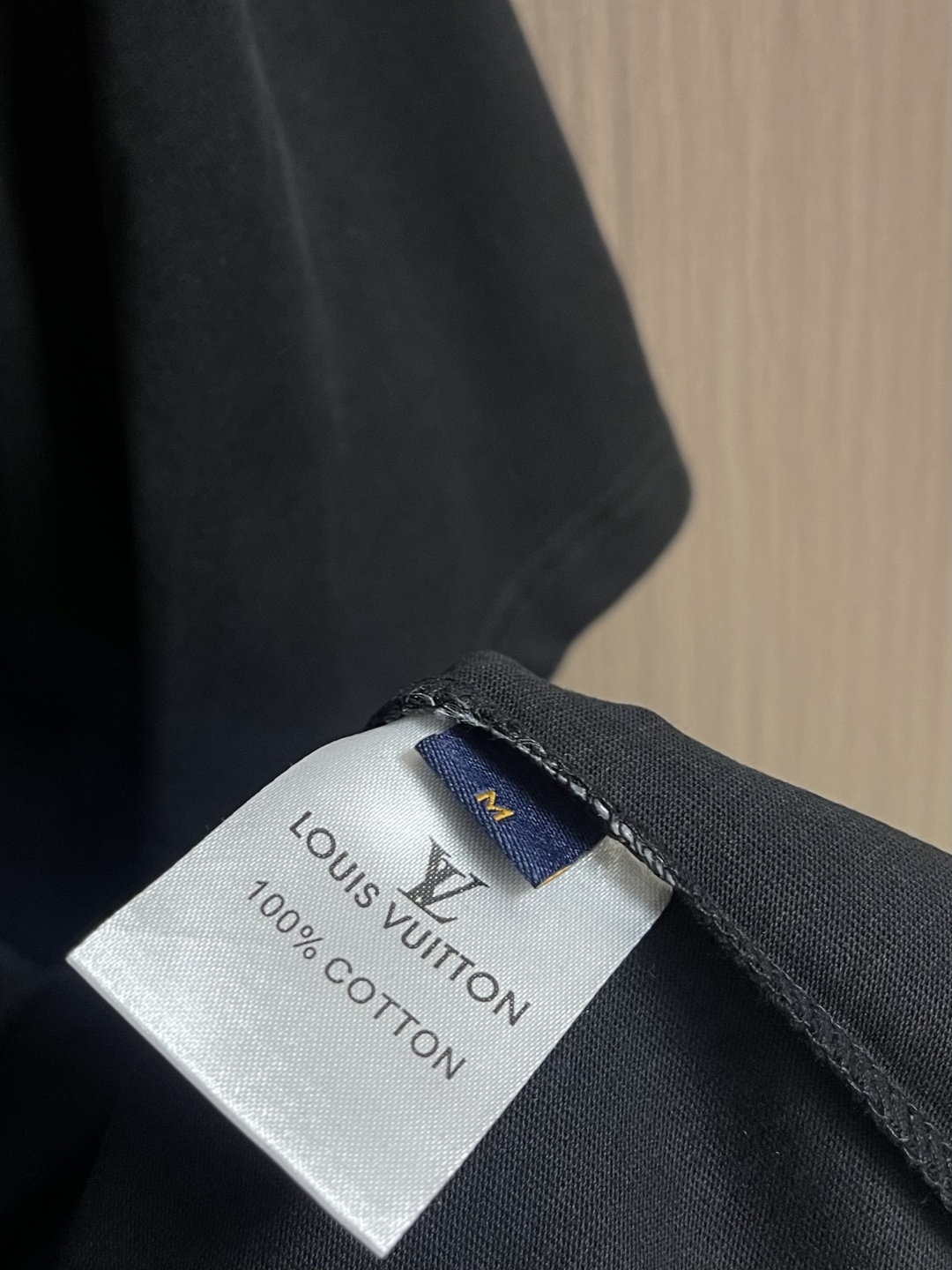 LV 2026SS夏季新款刺绣圆领短袖T恤，采用进口高端纯棉面料，质地细腻亲肤，触感柔软透气，兼具优异的