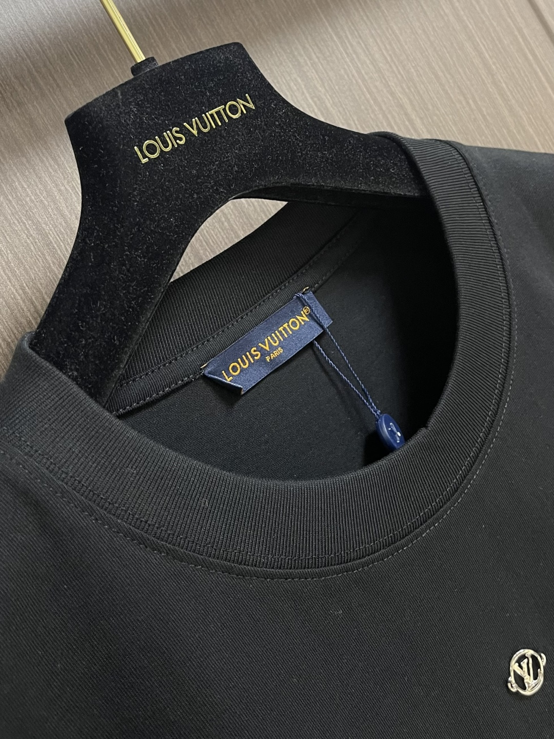 LV 2026SS夏季新款刺绣圆领短袖T恤，采用进口高端纯棉面料，质地细腻亲肤，触感柔软透气，兼具优异的