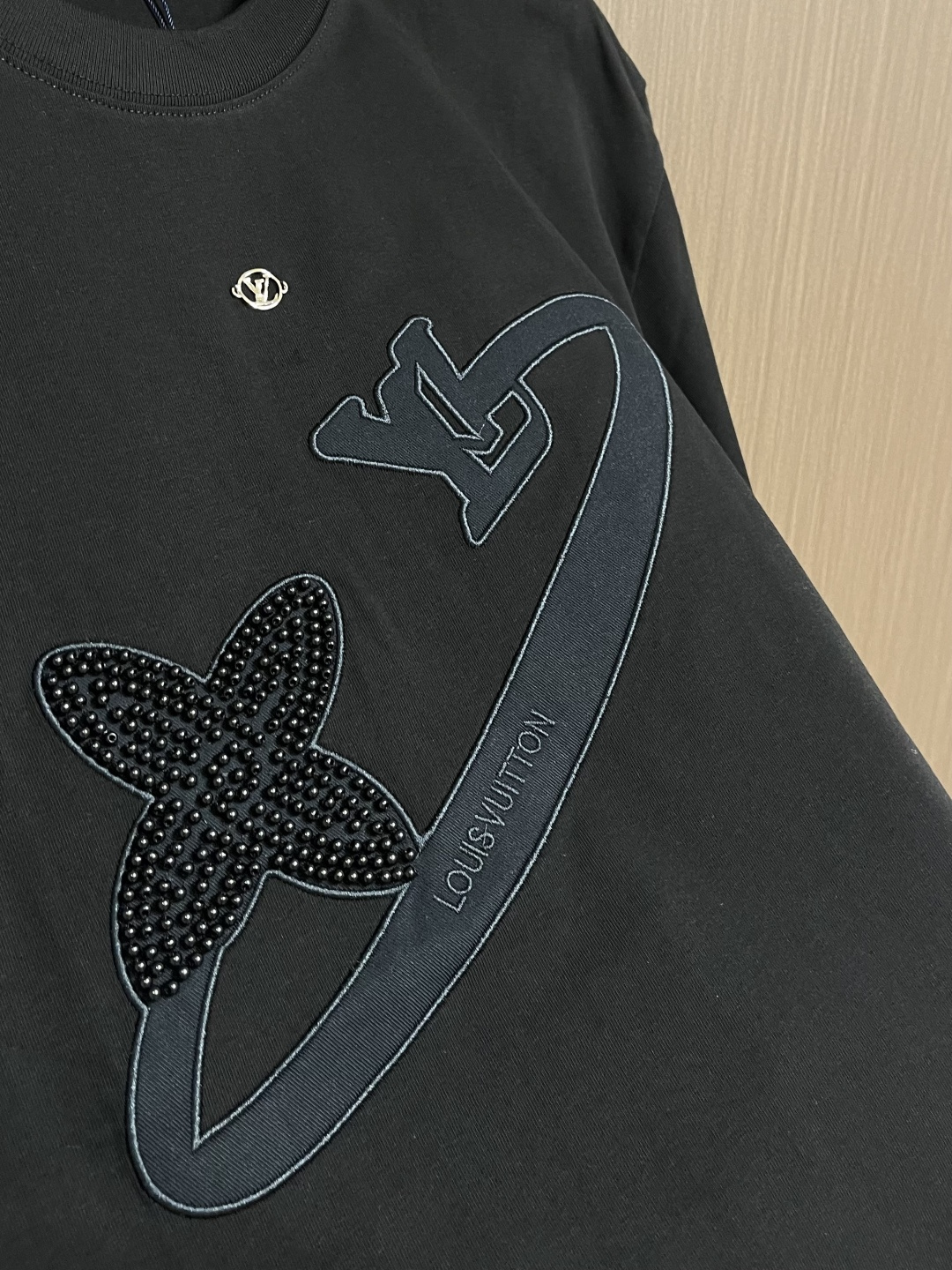 LV 2026SS夏季新款刺绣圆领短袖T恤，采用进口高端纯棉面料，质地细腻亲肤，触感柔软透气，兼具优异的