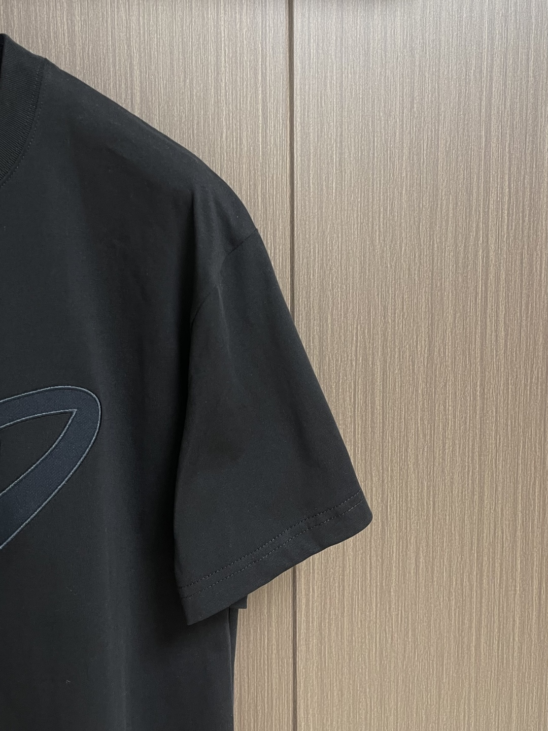 LV 2026SS夏季新款刺绣圆领短袖T恤，采用进口高端纯棉面料，质地细腻亲肤，触感柔软透气，兼具优异的