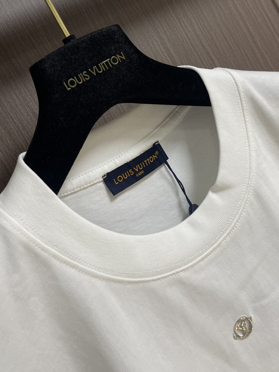 LV 2026SS夏季新款刺绣圆领短袖T恤，采用进口高端纯棉面料，质地细腻亲肤，触感柔软透气，兼具优异的