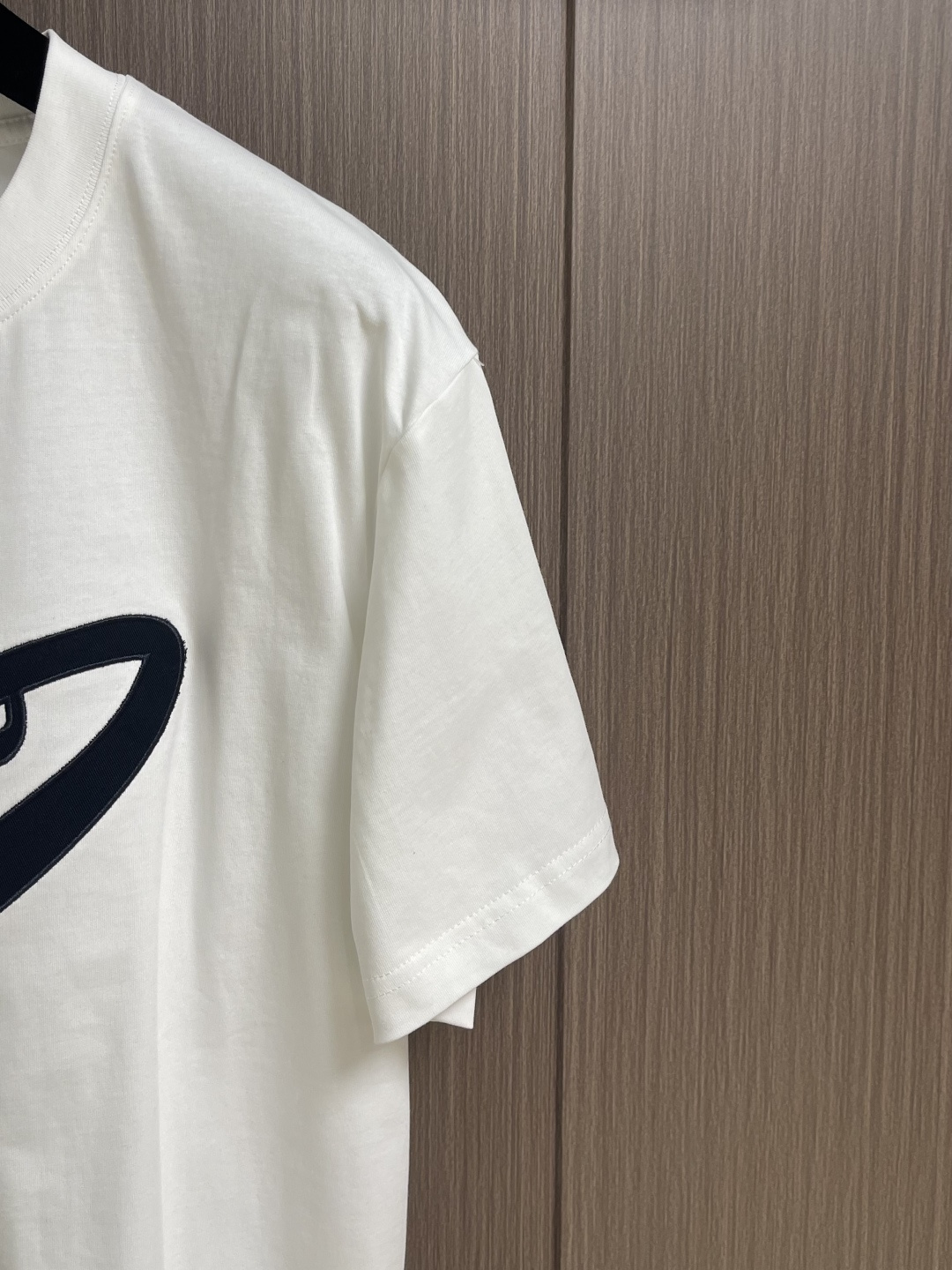 LV 2026SS夏季新款刺绣圆领短袖T恤，采用进口高端纯棉面料，质地细腻亲肤，触感柔软透气，兼具优异的