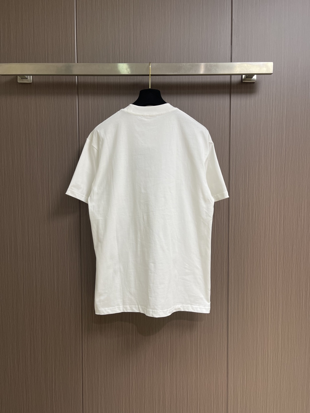 LV 2026SS夏季新款刺绣圆领短袖T恤，采用进口高端纯棉面料，质地细腻亲肤，触感柔软透气，兼具优异的