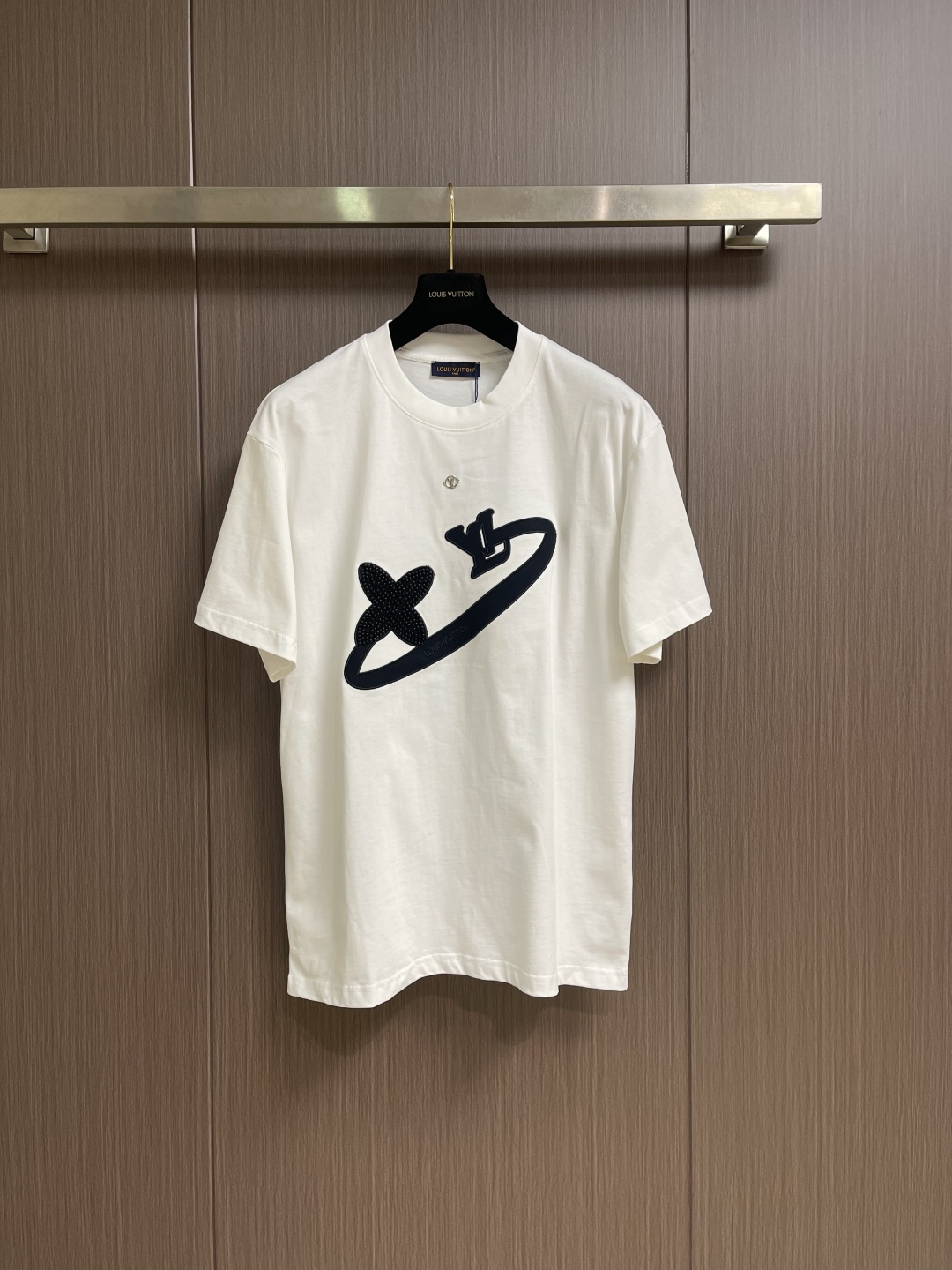 LV 2026SS夏季新款刺绣圆领短袖T恤，采用进口高端纯棉面料，质地细腻亲肤，触感柔软透气，兼具优异的