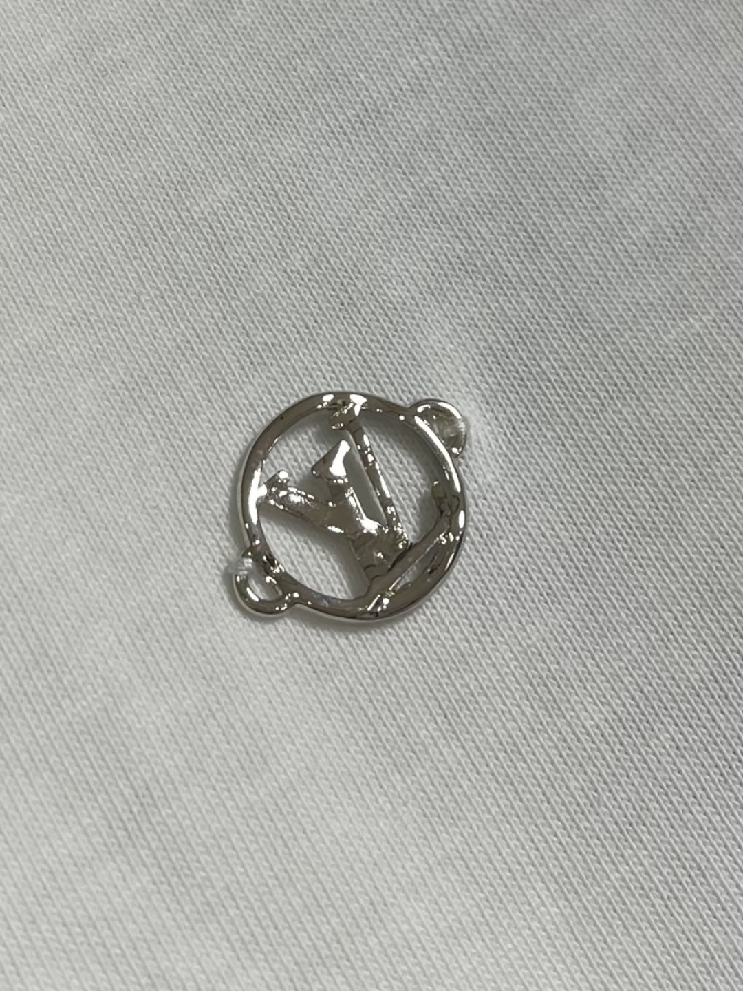 LV 2026SS夏季新款刺绣圆领短袖T恤，采用进口高端纯棉面料，质地细腻亲肤，触感柔软透气，兼具优异的