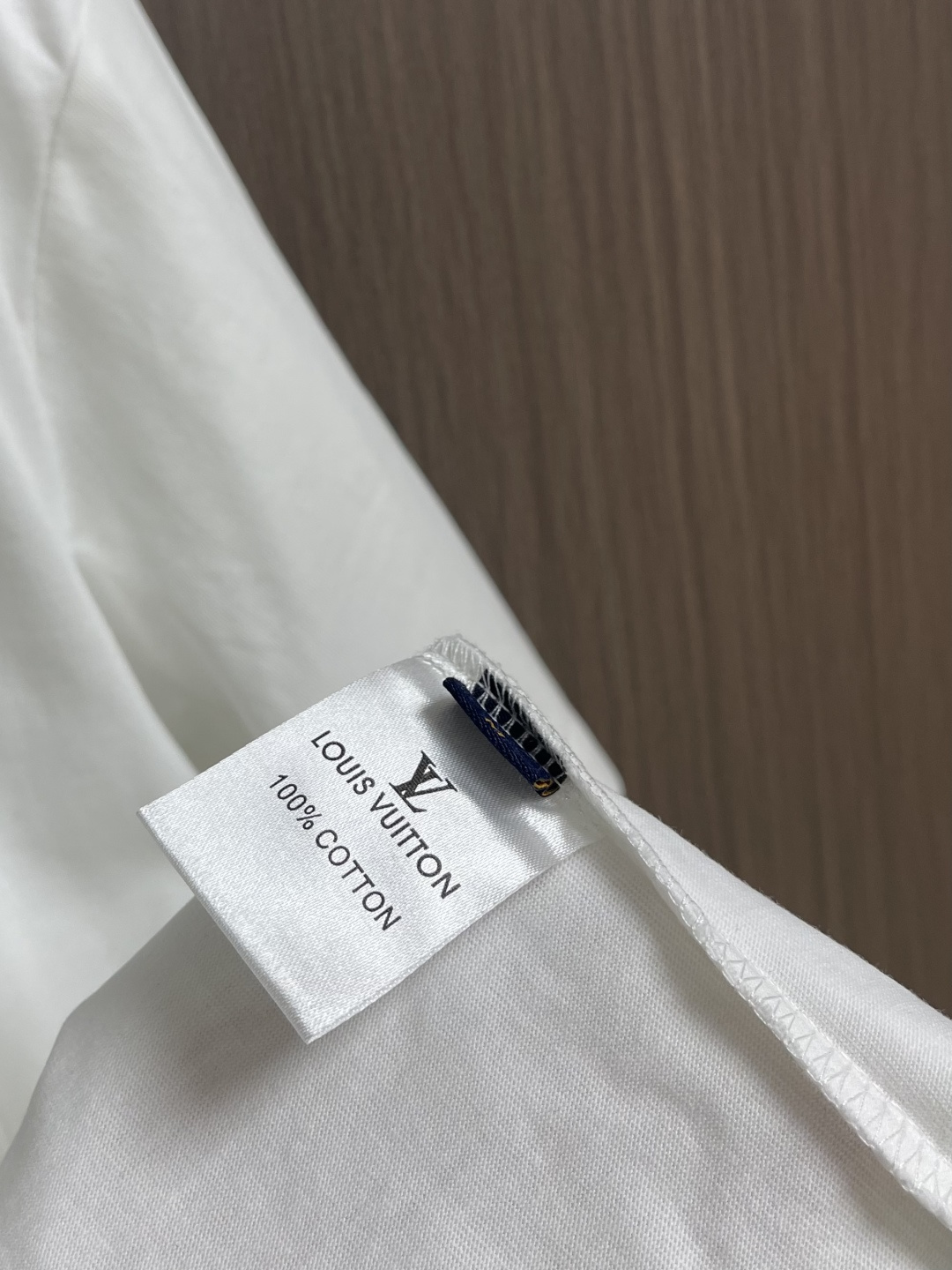 LV 2026SS夏季新款刺绣圆领短袖T恤，采用进口高端纯棉面料，质地细腻亲肤，触感柔软透气，兼具优异的