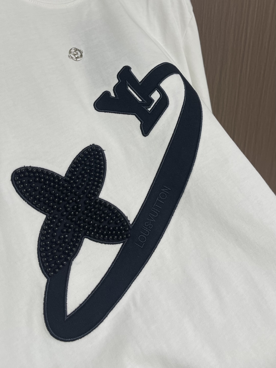 LV 2026SS夏季新款刺绣圆领短袖T恤，采用进口高端纯棉面料，质地细腻亲肤，触感柔软透气，兼具优异的