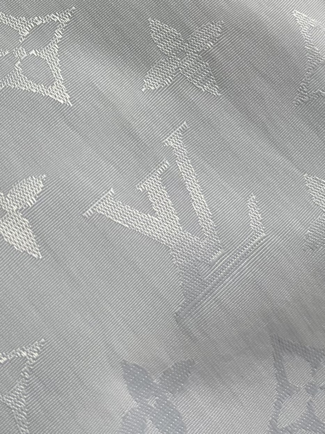 LV 2026ss 春季系列 Monogram 半月形镶片尼龙T恤，本款棉质T恤质地柔软，点缀莹泽 Mo