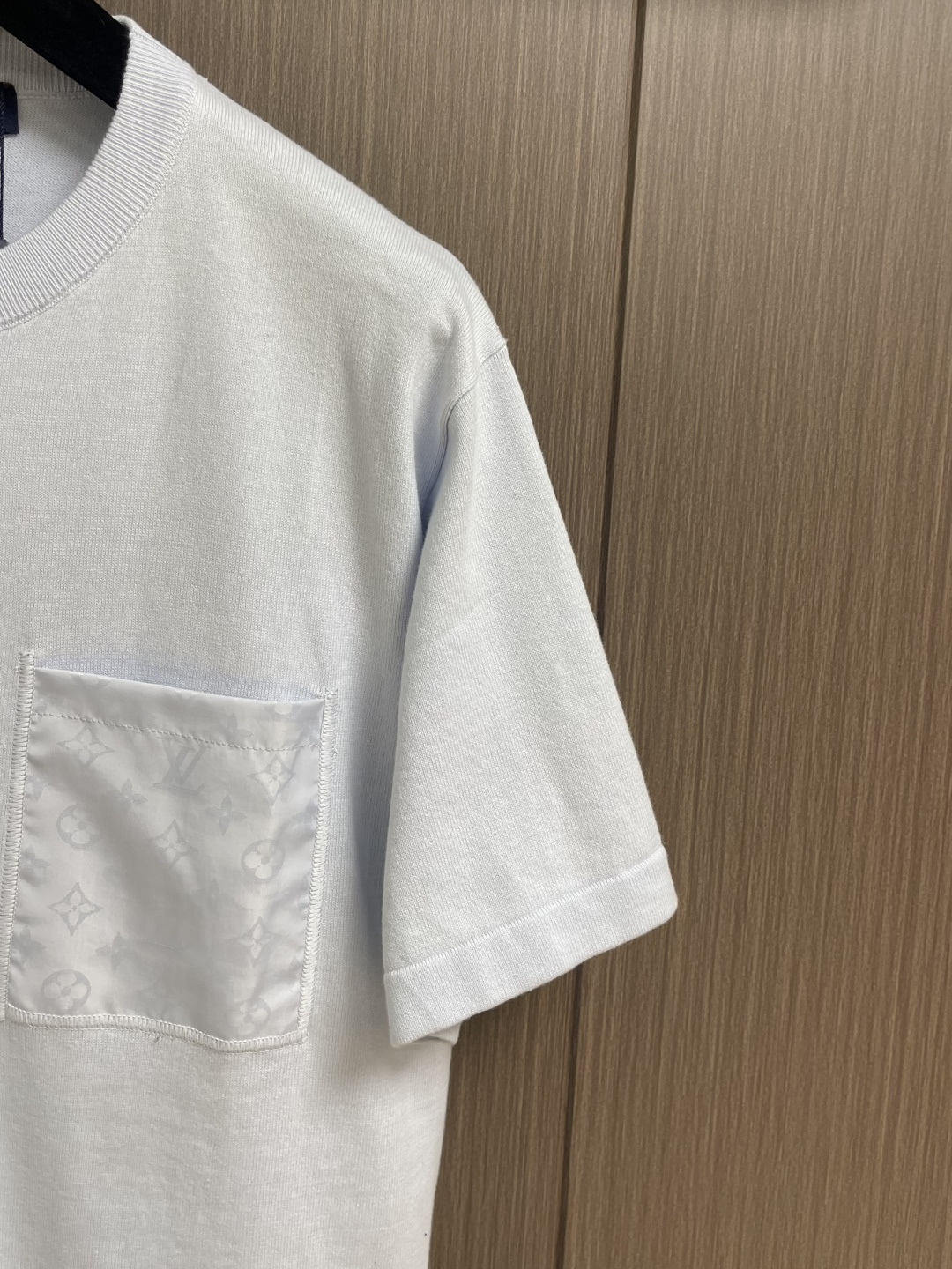 LV 2026ss 春季系列 Monogram 半月形镶片尼龙T恤，本款棉质T恤质地柔软，点缀莹泽 Mo