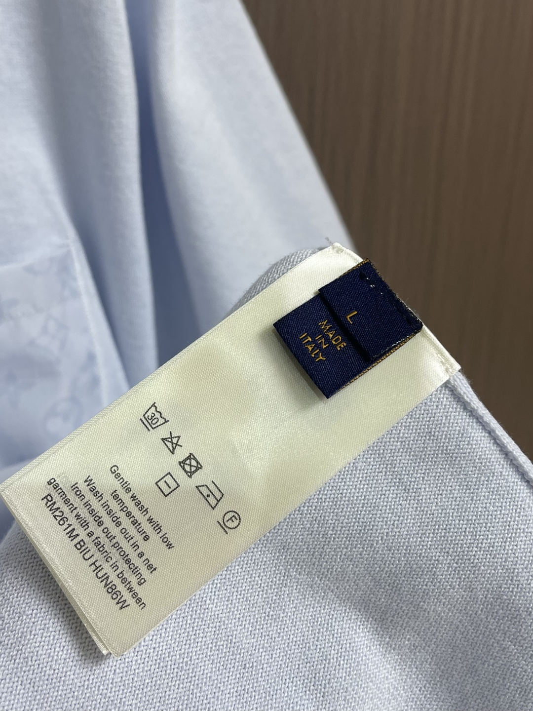 LV 2026ss 春季系列 Monogram 半月形镶片尼龙T恤，本款棉质T恤质地柔软，点缀莹泽 Mo