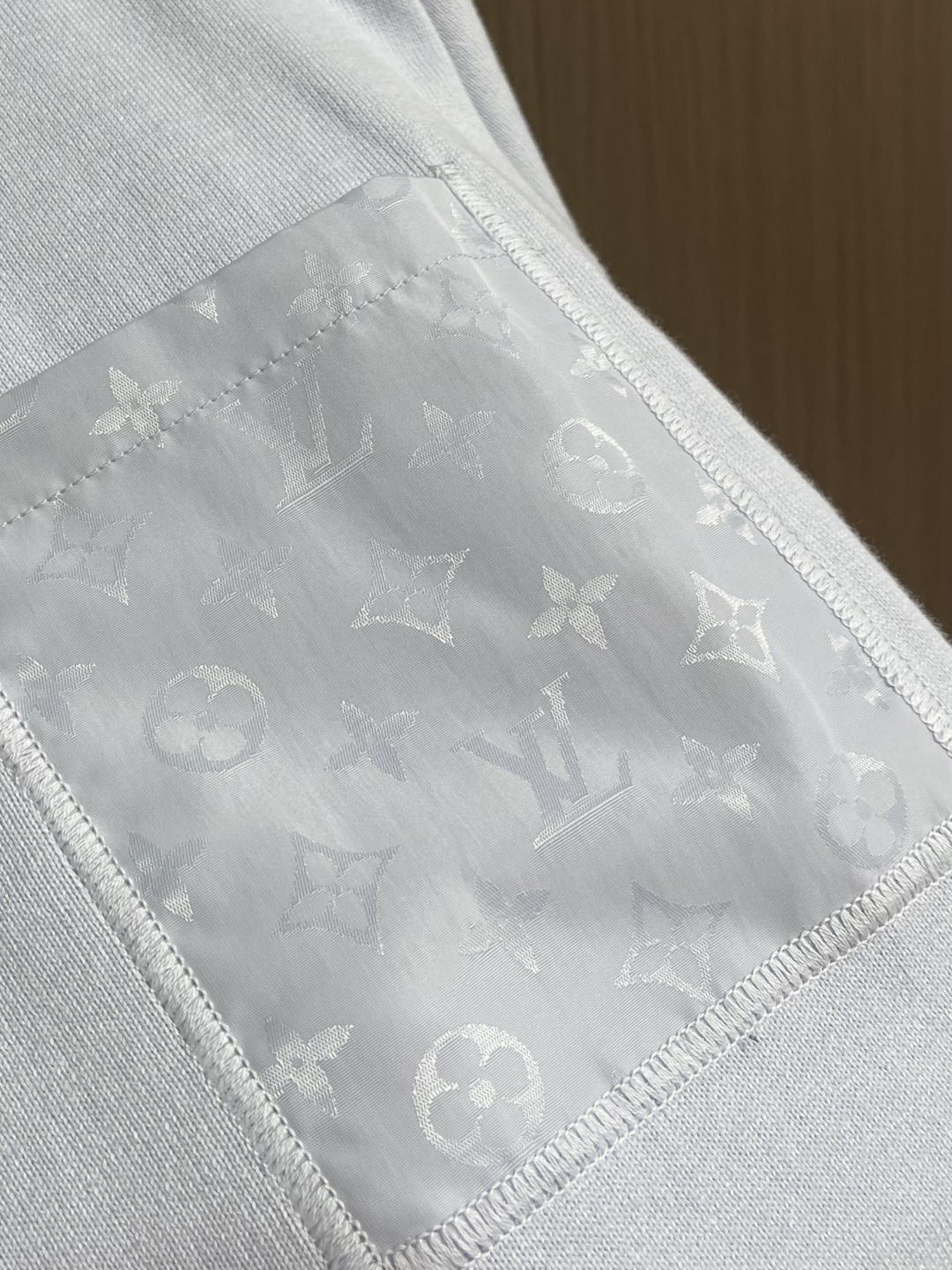 LV 2026ss 春季系列 Monogram 半月形镶片尼龙T恤，本款棉质T恤质地柔软，点缀莹泽 Mo