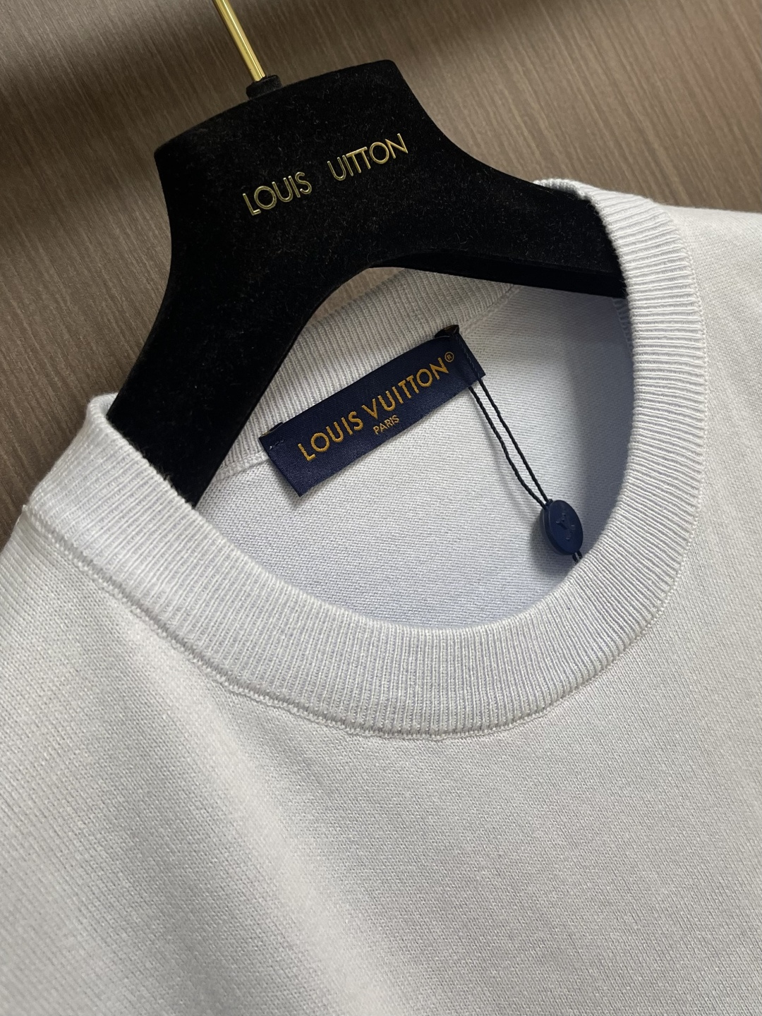 LV 2026ss 春季系列 Monogram 半月形镶片尼龙T恤，本款棉质T恤质地柔软，点缀莹泽 Mo