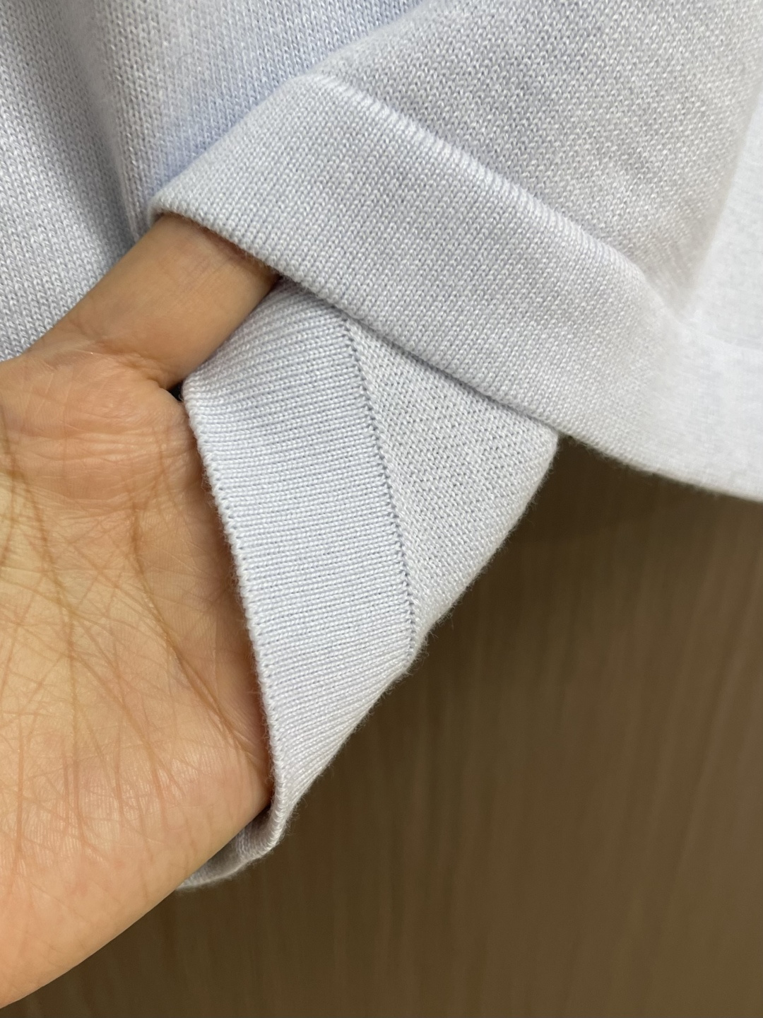 LV 2026ss 春季系列 Monogram 半月形镶片尼龙T恤，本款棉质T恤质地柔软，点缀莹泽 Mo