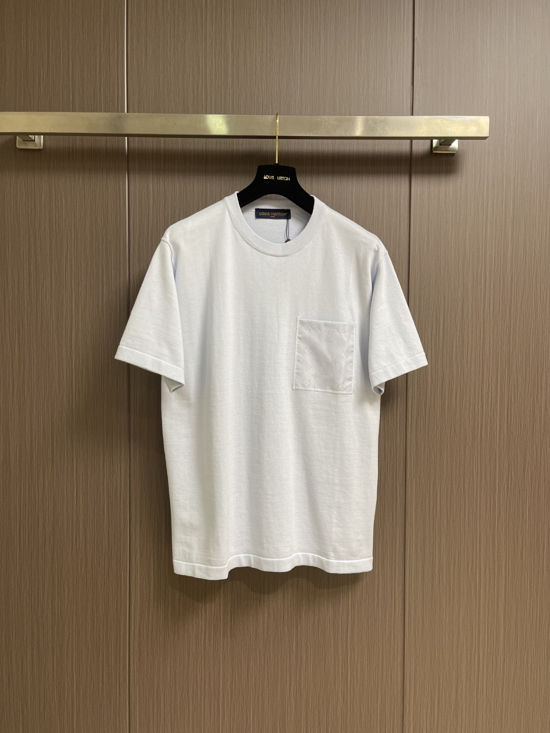 LV 2026ss 春季系列 Monogram 半月形镶片尼龙T恤，本款棉质T恤质地柔软，点缀莹泽 Mo