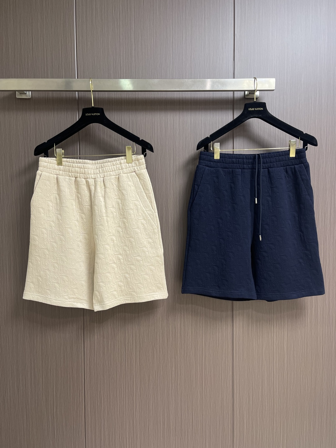 Dior 暗纹提花针织短裤，复古花纹藏细节，质感拉满显高级。柔软针织面料亲肤透气，松紧腰头适配各种腰围，