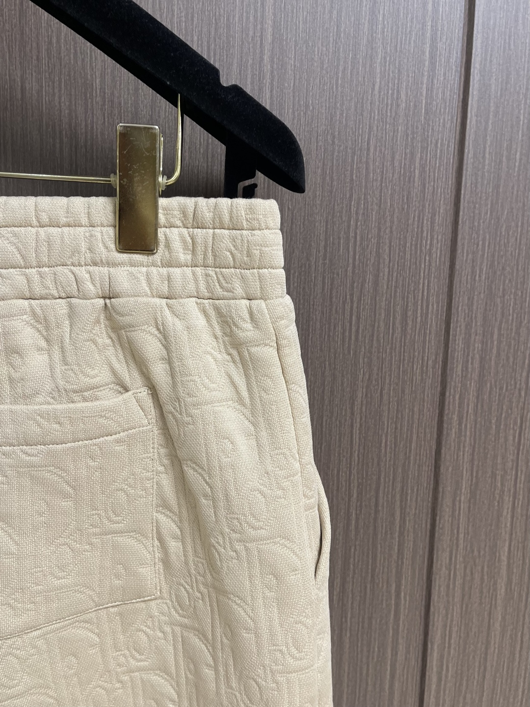 Dior 暗纹提花针织短裤，复古花纹藏细节，质感拉满显高级。柔软针织面料亲肤透气，松紧腰头适配各种腰围，