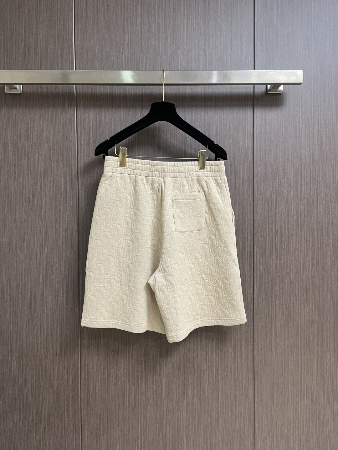 Dior 暗纹提花针织短裤，复古花纹藏细节，质感拉满显高级。柔软针织面料亲肤透气，松紧腰头适配各种腰围，