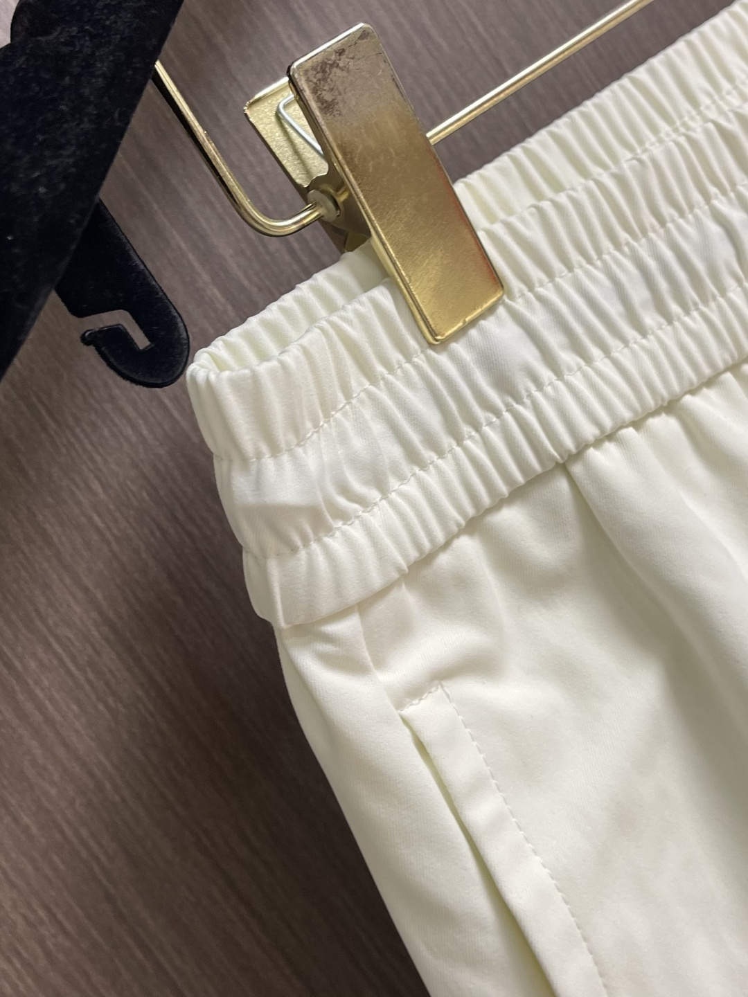 Prada 三角标户外机能风黑白休闲裤，经典倒三角金属标+立体刺绣Logo双重加持，后腰口袋的三角铭牌是