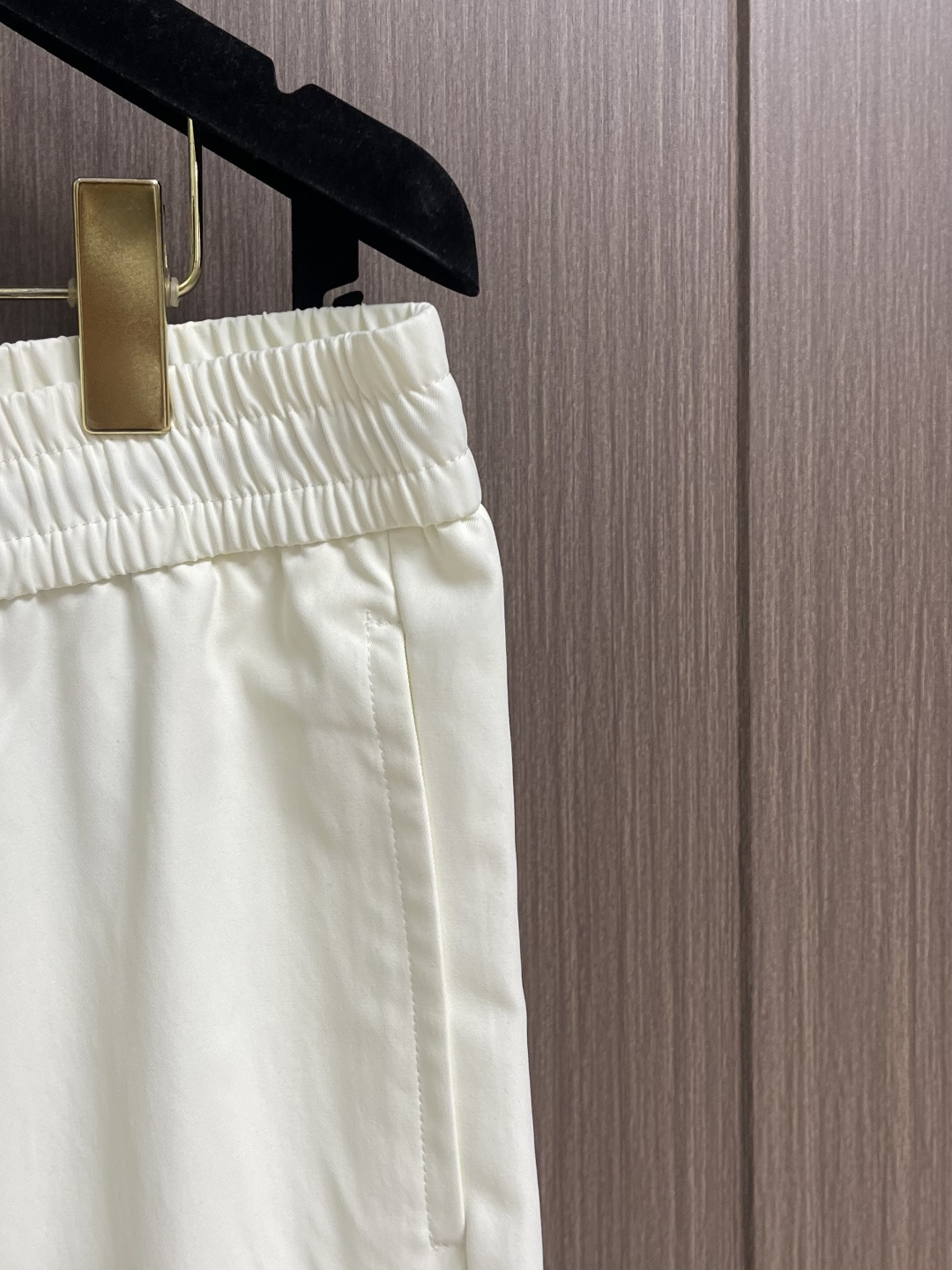 Prada 三角标户外机能风黑白休闲裤，经典倒三角金属标+立体刺绣Logo双重加持，后腰口袋的三角铭牌是