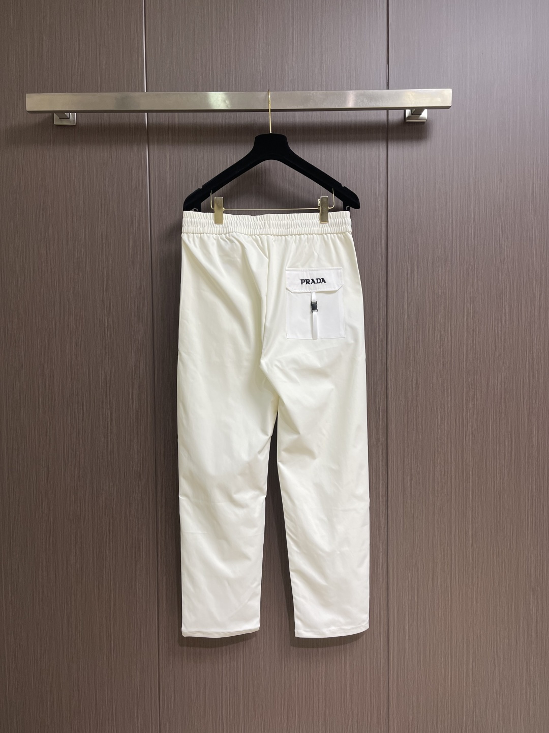 Prada 三角标户外机能风黑白休闲裤，经典倒三角金属标+立体刺绣Logo双重加持，后腰口袋的三角铭牌是