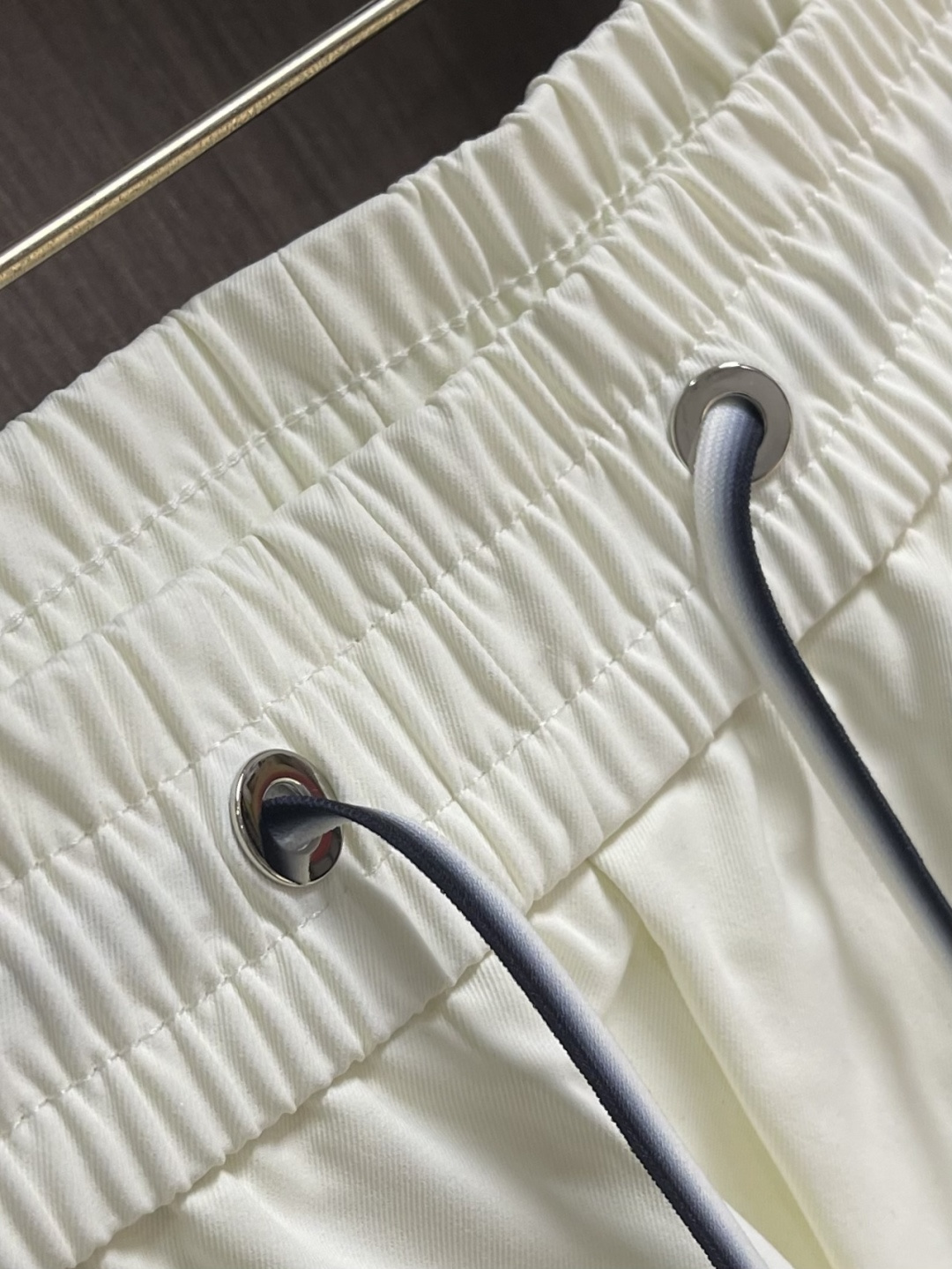 Prada 三角标户外机能风黑白休闲裤，经典倒三角金属标+立体刺绣Logo双重加持，后腰口袋的三角铭牌是