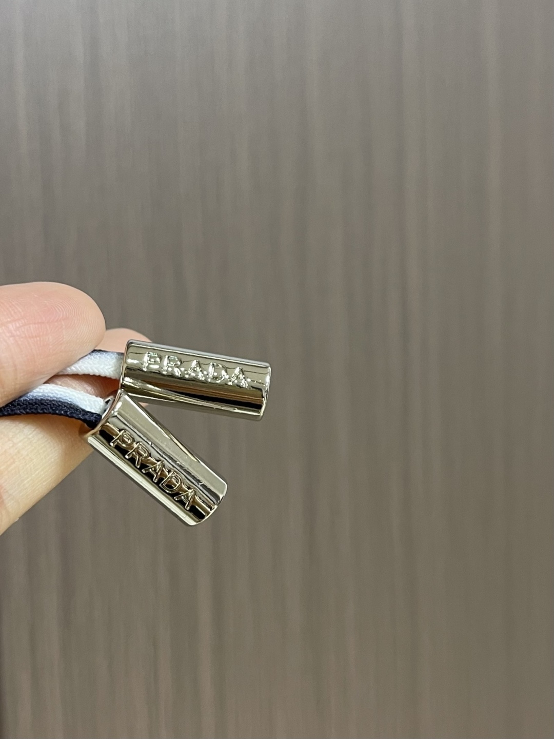 Prada 三角标户外机能风黑白休闲裤，经典倒三角金属标+立体刺绣Logo双重加持，后腰口袋的三角铭牌是